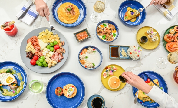 【到着日】早朝到着に最適！チェックイン前の優雅な朝食をスパークリングワインと共に。エッカラック(EKKALUCK)のモーニングビュッフェ